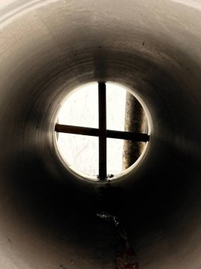 Sanayi tasarımı ve geometrik estetiğin füzyonunu gösteren dairesel yapı malzemelerinin soyut bir bileşimi.