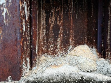 Paslı metal bir yüzeyin yüksek çözünürlüklü yakın çekimi, doğal korozyon, oksitlenme ve soyulmuş boyayla. Bu grunge tarzı arkaplan grafik tasarımı, dijital sanat, web sitesi dokuları veya endüstriyel temalı görsellerde kullanmak için mükemmeldir..