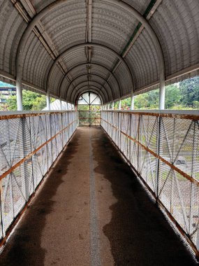 Bir Malezya şehrinde yaya köprüsü, yaya geçişini kolaylaştırmak için yolun iki tarafını da bağlıyor..
