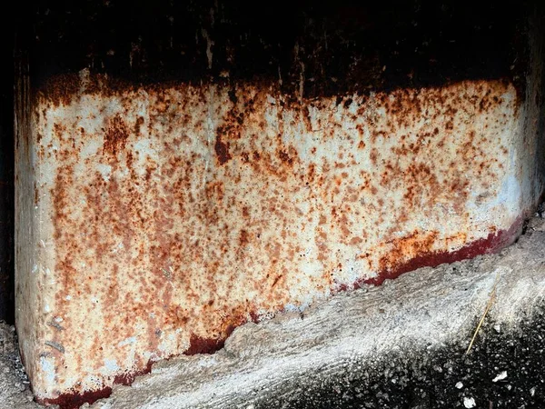 Paslı metal bir yüzeyin yüksek çözünürlüklü yakın çekimi, doğal korozyon, oksitlenme ve soyulmuş boyayla. Bu grunge tarzı arkaplan grafik tasarımı, dijital sanat, web sitesi dokuları veya endüstriyel temalı görsellerde kullanmak için mükemmeldir..