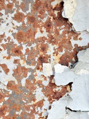 Paslı metal bir yüzeye yüksek çözünürlüklü yakın çekim, doğal aşınma, oksitlenme ve soyulmuş boya..