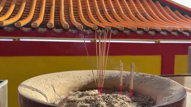 Malezya 'daki tapınak mimarisi Çin' i harmanlıyor, zengin dini sanat ve geleneksel zanaatkarlık sergiliyor..