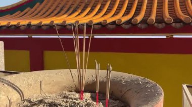 Malezya 'daki tapınak mimarisi Çin' i harmanlıyor, zengin dini sanat ve geleneksel zanaatkarlık sergiliyor..