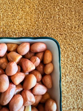 Fıstık ve baklagiller küresel mutfaklarda ve geleneksel sağlık uygulamalarında yaygın olarak kullanılan çok yönlü gıda bileşenleridir..