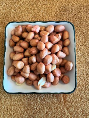 Fıstık ve baklagiller küresel mutfaklarda ve geleneksel sağlık uygulamalarında yaygın olarak kullanılan çok yönlü gıda bileşenleridir..