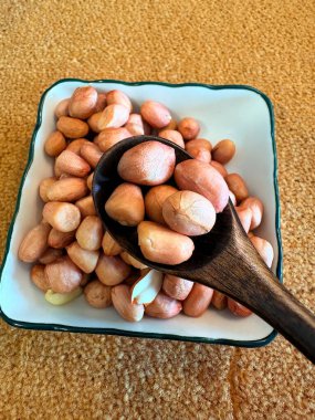 Fıstık ve baklagiller küresel mutfaklarda ve geleneksel sağlık uygulamalarında yaygın olarak kullanılan çok yönlü gıda bileşenleridir..