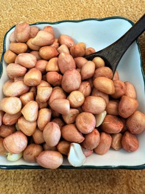 Fıstık ve baklagiller küresel mutfaklarda ve geleneksel sağlık uygulamalarında yaygın olarak kullanılan çok yönlü gıda bileşenleridir..