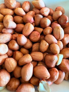 Fıstık ve baklagiller küresel mutfaklarda ve geleneksel sağlık uygulamalarında yaygın olarak kullanılan çok yönlü gıda bileşenleridir..