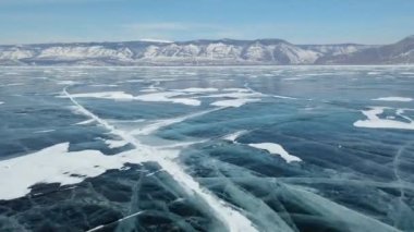 4 bin. Kışın gökyüzünden Baykal Gölü 'nün mavi buzu. Şeffaf pürüzsüz buzla kaplı kış manzarası