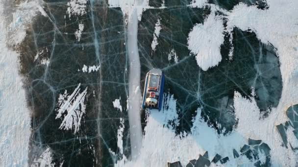 4Kだ キヴスは冬にバイカル湖の氷の上を走行しています ロシアの冬 — ストック動画