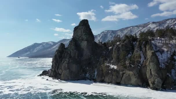 4k. Rússia lago de Baikal no inverno de cima. Voo acima da ilha e rochas. Cabo arenoso — Vídeo de Stock