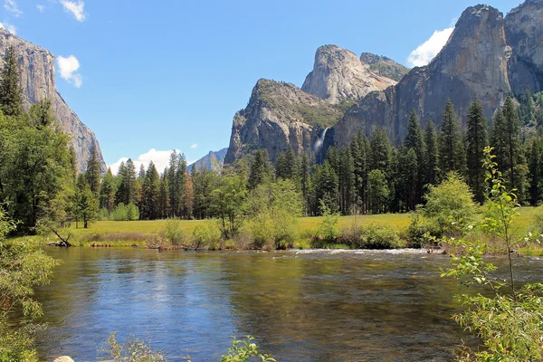 Ποταμού στην κοιλάδα Yosemite με τα βουνά στο φόντο — Φωτογραφία Αρχείου