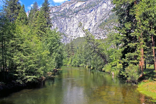 Ορεινό ποτάμι σε εθνικό πάρκο Yosemite — Φωτογραφία Αρχείου