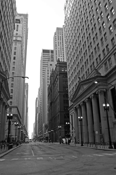 Chicago tomma gatan svart och vitt — Stockfoto