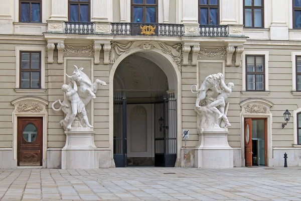 Statues à l'aile de la Chancellerie impériale — Photo