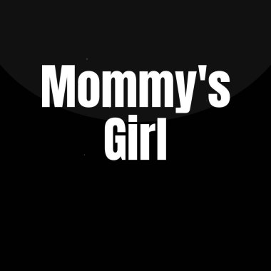 Karanlık bir arka planda siyah metinli anne.