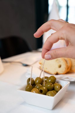 Restoran Masasında Yeşil Zeytin ve Ekmek