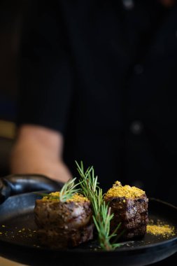 Yakın plan otlu ızgara biftek fileto.