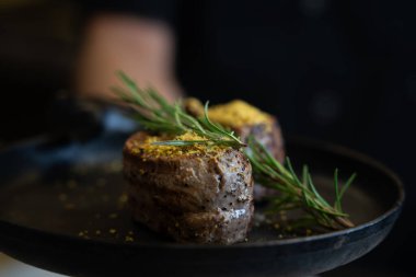 Pan 'da ızgara biftek.