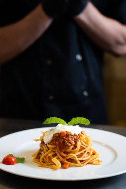 Et soslu ve ekşi kremalı spagetti.