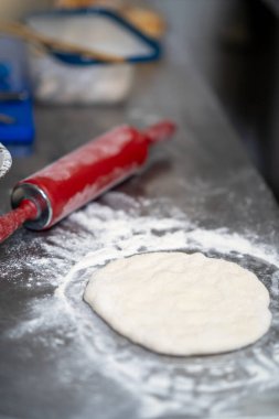Rolling Pin 'le Pizza Hamuru Hazırlama