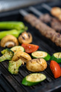 Barbeküde ızgara sebze ve mantar.