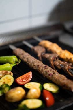 Barbeküde ızgara sebze ve mantar.