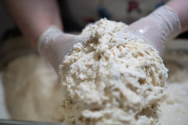 Mutfakta Elleri Unla Çökmüş Hamur