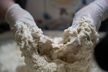 Mutfakta Elleri Unla Çökmüş Hamur