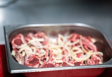 Metal Tepside Soğanlı Çiğ Et