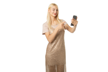 Selfie alarak gülümseyen kız