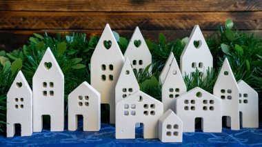 Beyaz seramik evlerden oluşan geniş bir düzenleme zengin kış yeşillikleriyle çevrili büyüleyici bir minyatür köy oluşturur. Mat yüzeyler ve basit kesme pencereler sakin, el yapımı bir estetik yaratıyor.