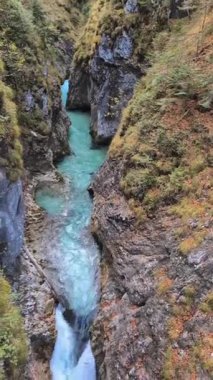 Nehir suyu görünür yüzey hareketi ve doğal türbülans ile hızla akar. Video, enerji, doku ve tatlı suyun doğal ortamdaki sürekli hareketini vurgular. Doğa, çevre veya hareket arkaplan görüntüleri için uygundur.