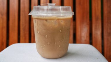 Taze buzlu kahve ve süt.