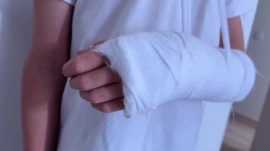 Yaralanan kol, kazadan sonra beyaz bandajla sarılmış.. 