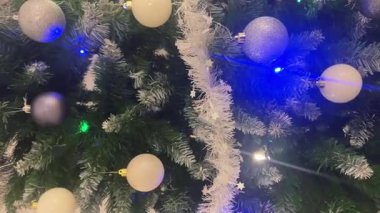 Gümüş çelenk ve mücevherlerle süslenmiş Noel ağacı, tatil geçmişi..