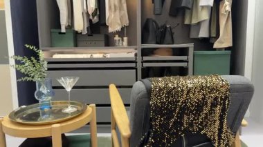 Sandalyesi ve altın pullu kumaşı olan modern bir soyunma odası.. 