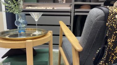 Parlak altın pullu kumaş sandalyede asılı, şenlikli bir ev.. 