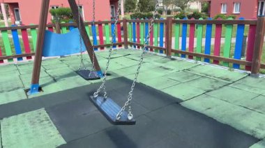 Açık hava çocuk parkındaki lastik güvenlik zemini için çift salıncak setini kapatın. Yüksek kalite 4k görüntü