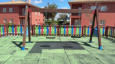 Salıncaklı ve renkli eskrimli açık hava oyun alanı geniş görünümü