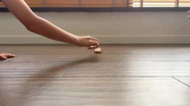 Eller yere ahşap oyuncak yolu inşa eder. Üst manzara..