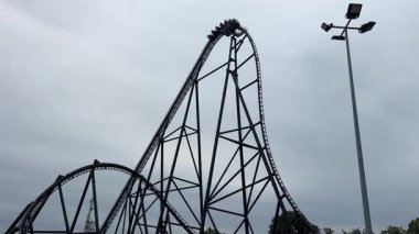 Yüksek hızlı bir hız treni lunaparkta dik bir piste tırmanıyor..