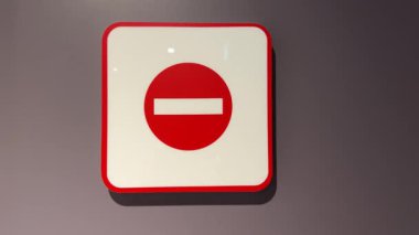 Duvarda giriş işareti yok, kamera yavaşça uzaklaşıyor, gri arkaplan