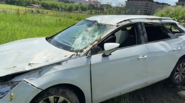 Araba kazasından sonra ön camı parçalanmış..