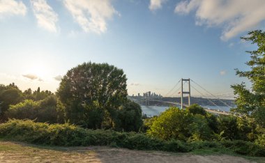Günbatımında Türkiye 'nin İstanbul kentindeki Boğaz Köprüsü manzarası.