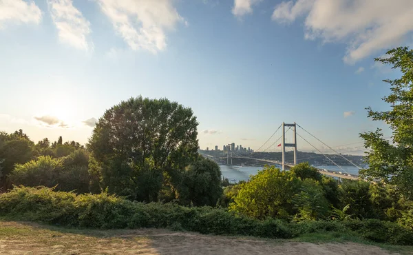 Günbatımında Türkiye 'nin İstanbul kentindeki Boğaz Köprüsü manzarası.