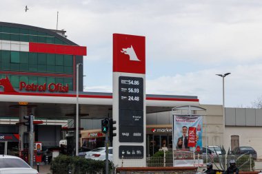 İstanbul 'da 26 Kasım 2025 tarihine kadar özel bir şirket tabelalarında benzin fiyatları