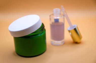 Yeşil yüz, vücut kremi ve bir şişe yüz serumu. Yüksek kalite fotoğraf