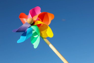 Mavi gökyüzüne karşı renkli bir fırıldak