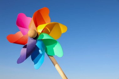 Mavi gökyüzüne karşı renkli bir fırıldak